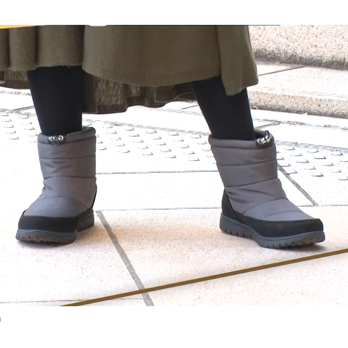 グレー