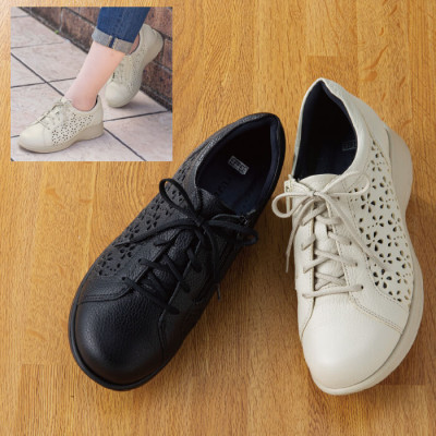 ＜高井さんの靴＞牛革5E花柄パンチングシューズ