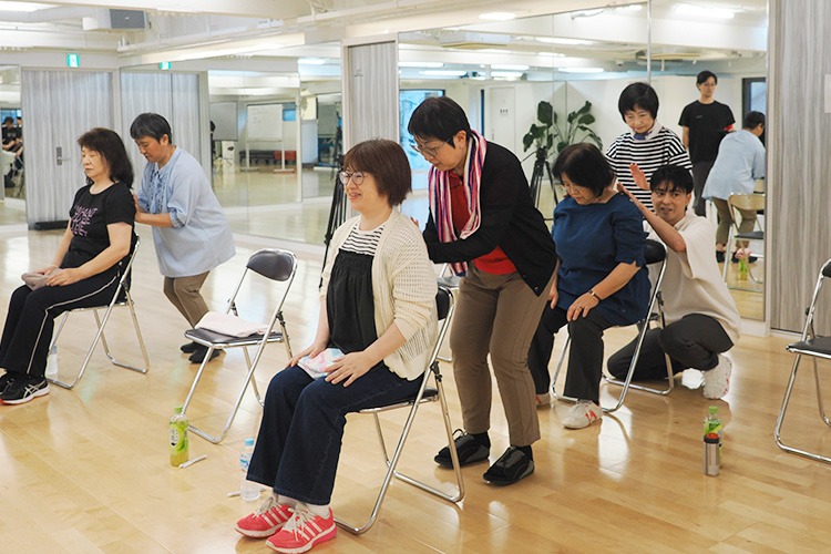 指先で他人に触れると不快感・恐怖感を与えるそう。手のひら全体で下からさすると安心できていいそうです。