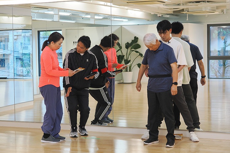 歩幅と歩行速度が測定できるベルトで、「久野式元気生活サポートスパッツ」の使用前と使用後をはかります。