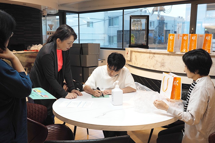 一方、サインや写真を求められている久野先生。
