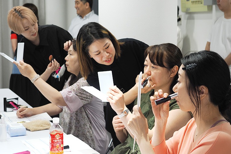 アシストする学生さんたち。大活躍です！