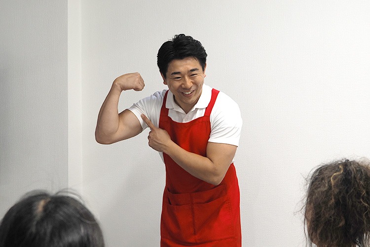 お次は筋トレが趣味の実演販売士・ヨリーフジオカさん。