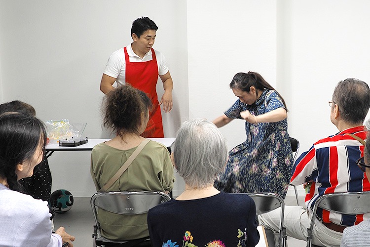 「生卵踏んでみたい人～！」と参加者の方にも体験してもらいます。生卵の上に乗ってヨリーさんが引くほどの勢いで飛び跳ねますが…やはり割れない！！　大歓声と拍手が沸き起こりました。