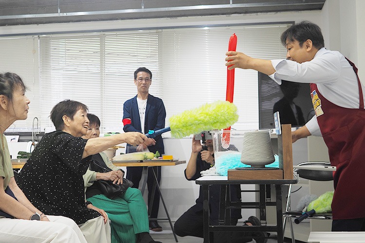 参加者さんにも実際に使ってもらいます。軽くなでるだけであら不思議！とマジックのよう。