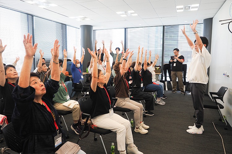 先生の挨拶のあとはさっそく運動！　今回も多くの方に参加いただきました。