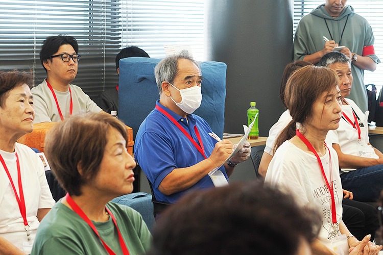先生の説明を熱心に聞いてメモする方も。