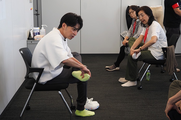 この足裏の雑巾マッサージ、私も歩き疲れた時にやったのですがめちゃくちゃスッキリしました！