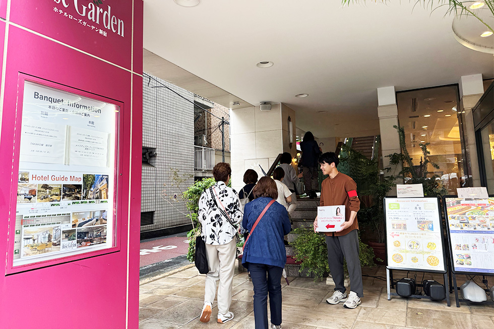 入り口ではお客様が迷わずお越しいただけるよう、スタッフが看板を持ってご案内しました。