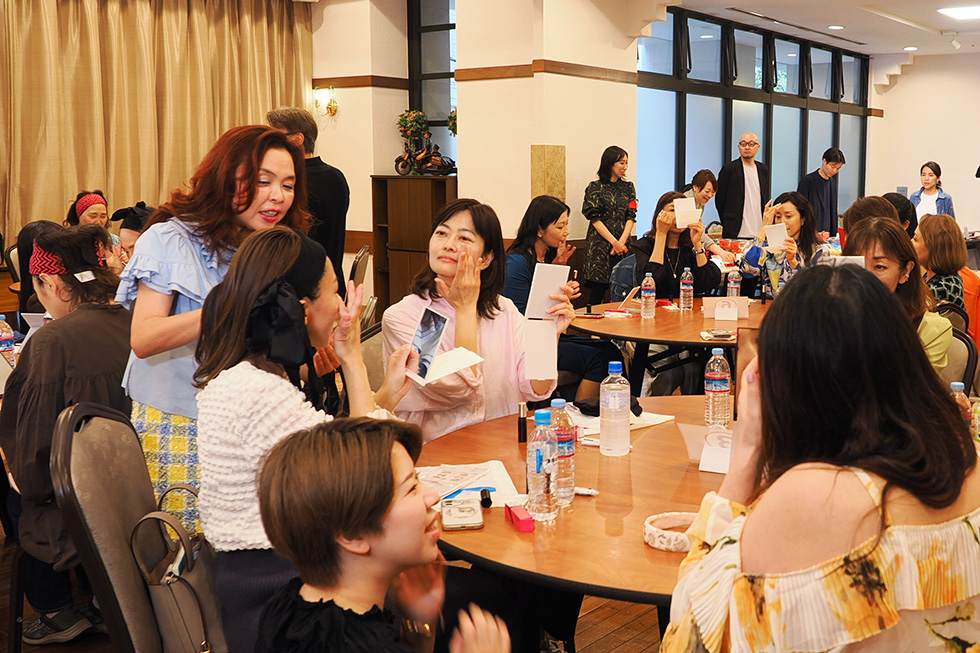 実践タイム。「自分に感謝して。自分の顔だと思わないで優しく接してごらん」とアドバイス。するとみんな上手にメイクできるようになるそうです。